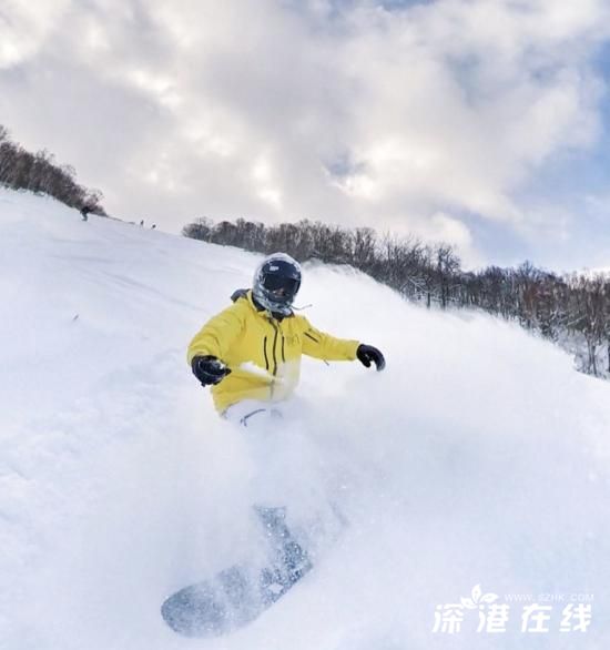 王思聪北海道开心晒滑雪照 脚踩单板大秀滑雪技术